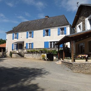 Maison des propriétaires au fond et gîte Le petit nid à droite
